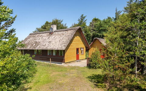 Ingeborg - 100M to the Fjord: Toit, Maison, Domicile, Chalet, Siding, Biens, Allée, Batiments Jardin, Cour, Cabanon