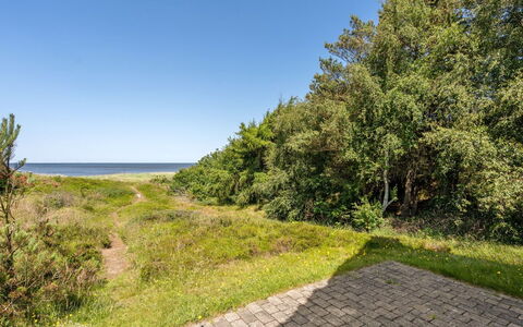 Ingeborg - 100M to the Fjord: Toit, Maison, Domicile, Chalet, Siding, Biens, Allée, Batiments Jardin, Cour, Cabanon