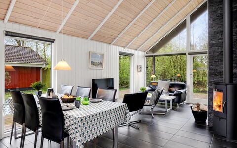 Ketilbiorn - 1.2Km to the Fjord: Bois, Sol, Meubles, Domicile, Sol, Chaise, Pot De Fleur, Plante D'Appartement, Chalet, Salon