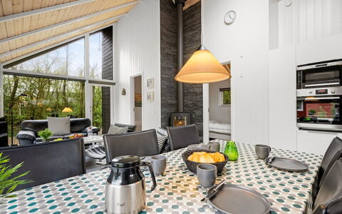Ketilbiorn - 1.2Km to the Fjord: Design Intérieur, Plafond, Domicile, Chaise, Table Cuisine Et Salle A Manger, Chalet, Plante D'Appartement, Salon, Luminaire, Dur