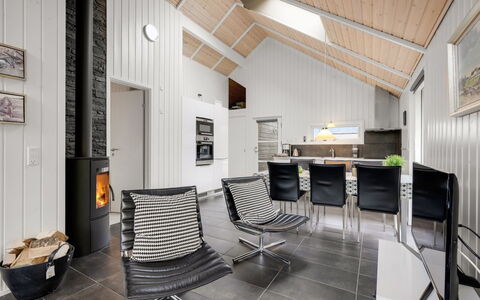 Ketilbiorn - 1.2Km to the Fjord: Design Intérieur, Sol, Bois, Plafond, Sol, Domicile, Salon, Meubles, Pièce, Canapé