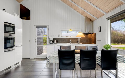 Ketilbiorn - 1.2Km to the Fjord: Plafond, Bois, Cuisine, Design Intérieur, Sol, Comptoir, Sol, Luminaire, Domicile, Pièce