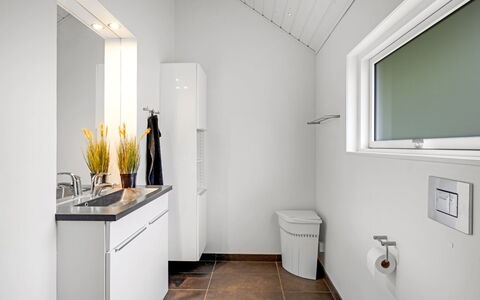 Ketilbiorn - 1.2Km to the Fjord: Sol, Luminaire Plomberie, Design Intérieur, Sol, Évier, Plafond, Salle De Bains, Robinet, Plomberie, Toilette