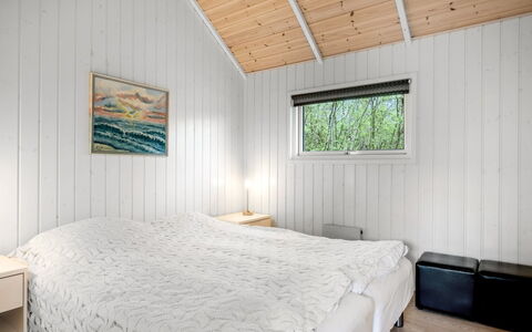 Ketilbiorn - 1.2Km to the Fjord: Bois, Chambre, Lit, Sol, Plafond, Drap De Lit, Sol, Literie, Design Intérieur, Cadre De Lit