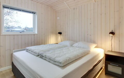 Gertrude - 1.1Km to the Fjord: Bois, Chambre, Design Intérieur, Plafond, Sol, Lit, Sol, Pièce, Literie, Drap De Lit