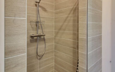 Gertrude - 1.1Km to the Fjord: Mur, Sol, Sol, Salle De Bains, Luminaire Plomberie, Design Intérieur, Tuile, Composite, Plomberie, Tete De Douche