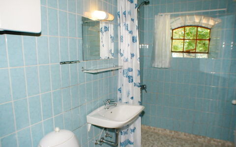 Beatha - 25Km to the Fjord: Salle De Bains, Luminaire Plomberie, Lavabo, Sol, Design Intérieur, Sol, Évier, Plomberie, Robinet, Tuile