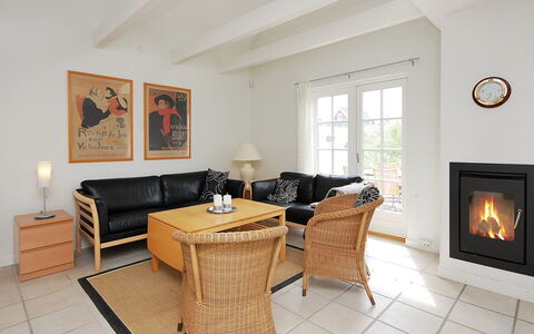 Alita - 1.2Km from the Sea: Meubles, Sol, Design Intérieur, Sol, Bois, Canapé, Salon, Pièce, Cadre, Parquet
