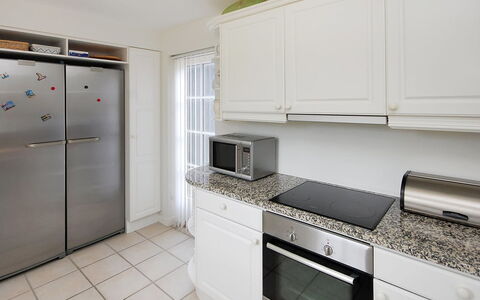 Alita - 1.2Km from the Sea: Appareil De Cuisine, Cuisine, Comptoir, Cabinetry, Principaux Appliance, Sol, Design Intérieur, Électroménager, Meubles, Sol