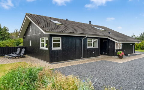 Asel - 4Km from the Sea: Bleu, Arbuste, Chalet, Couverture De Sol, Jardin, Biens, Ombre, Aménagement Paysager, Ferme, Eco Hôtel