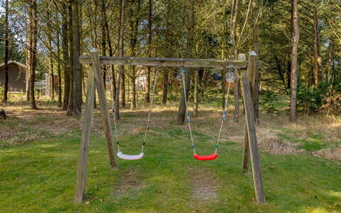 Luciane - 2.5Km from the Sea: Bois, Balançoire, Équipement Extérieur Play, Terrain De Jeux, Ombre, Des Bois, Jardin, Parc, Sol, Pelouse