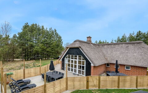 Dorris - 4.3Km from the Sea: Meubles, Design Intérieur, Sol, Bois, Sol, Plafond, Parquet, Chaise, Table, Éclairage
