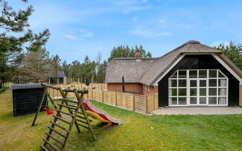 Dorris - 4.3Km from the Sea: Meubles, Design Intérieur, Sol, Bois, Sol, Plafond, Parquet, Chaise, Table, Éclairage