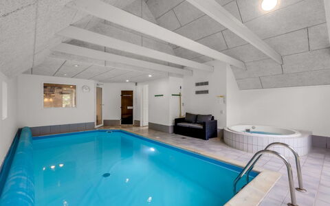 Dorris - 4.3Km from the Sea: Meubles, Design Intérieur, Sol, Bois, Sol, Plafond, Parquet, Chaise, Table, Éclairage