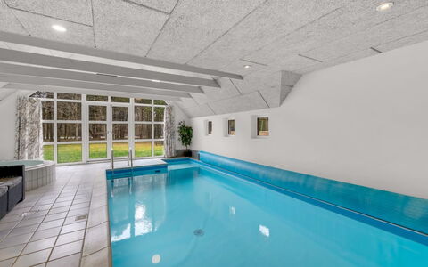 Dorris - 4.3Km from the Sea: Meubles, Design Intérieur, Sol, Bois, Sol, Plafond, Parquet, Chaise, Table, Éclairage