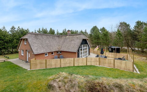 Dorris - 4.3Km from the Sea: Meubles, Design Intérieur, Sol, Bois, Sol, Plafond, Parquet, Chaise, Table, Éclairage