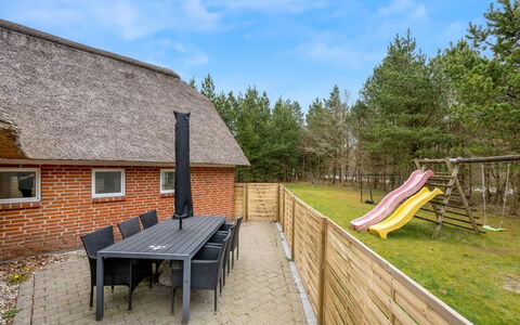 Dorris - 4.3Km from the Sea: Meubles, Design Intérieur, Sol, Bois, Sol, Plafond, Parquet, Chaise, Table, Éclairage