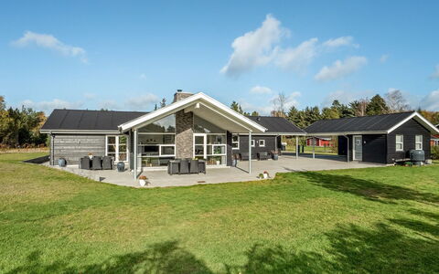 Geri - 700M from the Sea: Toit, Maison, Domicile, Chalet, Porte, Siding, Plate-Forme, Porche, Planche, Dur