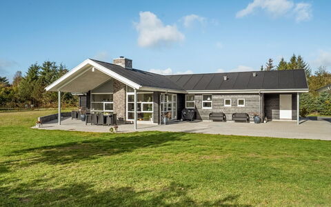 Geri - 700M from the Sea: Toit, Maison, Domicile, Chalet, Porte, Siding, Plate-Forme, Porche, Planche, Dur