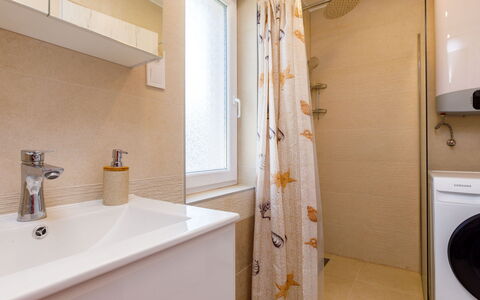 Honey: Ciel, L'Eau, Propriété, Chaise, Ombre, Bois, Design Intérieur, Plan D'Eau, Sol, Mobilier De Jardin
