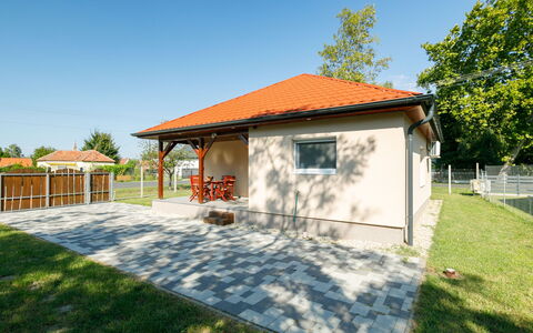 Honey: Ciel, Propriété, Plante, Bâtiment, Arbre, Ombre, Lot Terre, Porte, Maison, Fenêtre