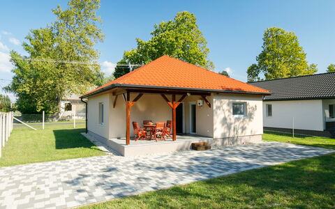Honey: Ciel, Plante, Bâtiment, Fenêtre, Arbre, Porte, Ombre, Maison, Herbe, Chalet