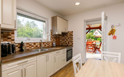 Honey: Cabinetry, Meubles, Comptoir, Fenêtre, Bois, Sol, Cuisine, Sol, Tache De Bois, Tiroir