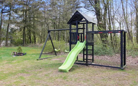 Eckhart - 30Km from the Sea: Toboggan, Équipement Extérieur Play, Chute, Terrain De Jeux, Parc, Arrière-Cour, Clôture