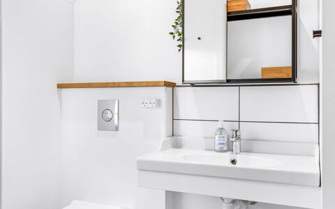 Eckhart - 30Km from the Sea: Mur, Luminaire Plomberie, Design Intérieur, Lavabo, Salle De Bains, Évier, Sol, Robinet, Plomberie, Miroir