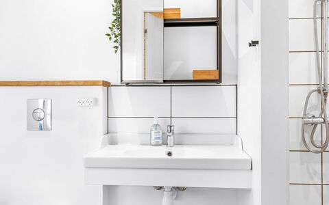 Eckhart - 30Km from the Sea: Luminaire Plomberie, Salle De Bains, Design Intérieur, Lavabo, Sol, Miroir, Évier, Robinet, Plomberie, Sol