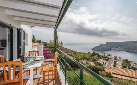 Mirador: L'Eau, Ciel, Plante, Nuage, Bâtiment, Propriété, Piscine, Fenêtre, Bleu Azur, Plan D'Eau