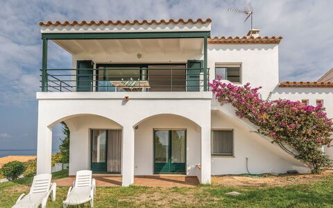 Mirador: L'Eau, Ciel, Plante, Nuage, Bâtiment, Propriété, Piscine, Fenêtre, Bleu Azur, Plan D'Eau