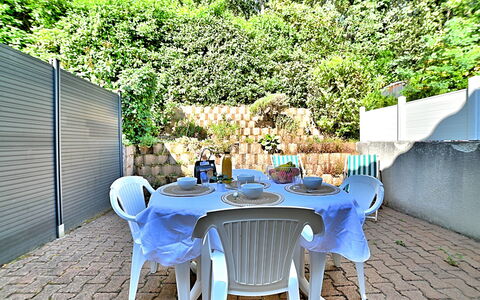 Le Clos de la Forêt: Table, Meubles, Plante, Propriété, Chaise, Bleu, Arbre, Design Intérieur, Mobilier De Jardin, Ombre