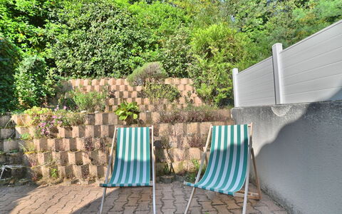 Le Clos de la Forêt: Plante, Meubles, Chaise, Mobilier De Jardin, Bois, Rectangle, Arbre, Ombre, Herbe, Tableau De Plein Air