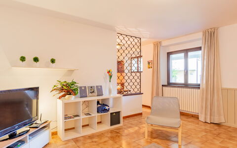 Mila: Meubles, Propriété, Fenêtre, Bois, Éclairage, Design Intérieur, Blind Fenêtre, Bâtiment, Ombre, Sol