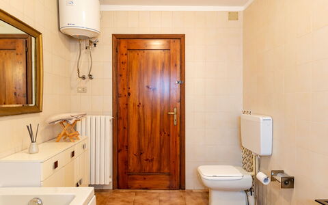 Mila: Miroir, Armoire De Toilette, Cabinetry, Luminaire Plomberie, Propriété, Bâtiment, Meubles, Robinet, Évier, Salle De Bains