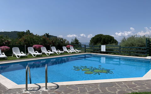 Garda 54: L'Eau, Ciel, Propriété, Piscine, Plante, Nuage, Rectangle, Loisir, Composite, Ombre