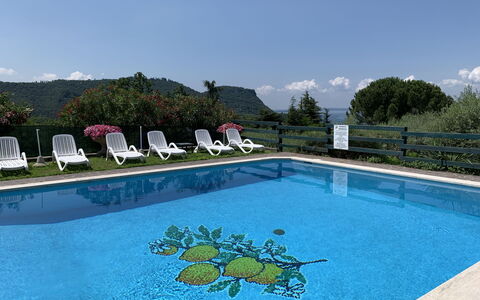 Garda 54: L'Eau, Ciel, Piscine, Nuage, Bleu Azur, Rectangle, Mobilier De Jardin, Arbre, Plante, Loisir