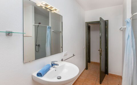 Port del Rei i: Miroir, Robinet, Luminaire Plomberie, Évier, Propriété, Lavabo, Bleu Azur, Salle De Bains, Bâtiment