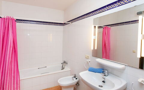 Port del Rei Ii: Luminaire Plomberie, Miroir, Robinet, Évier, Bâtiment, Lavabo, Propriété, Rideau De Douche, Violet, Salle De Bains