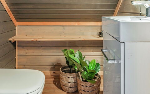 Saanaloma: Bois, Sol, Sol, Luminaire Plomberie, Plomberie, Tache De Bois, Pot De Fleur, Salle De Bains, Dur, Parquet