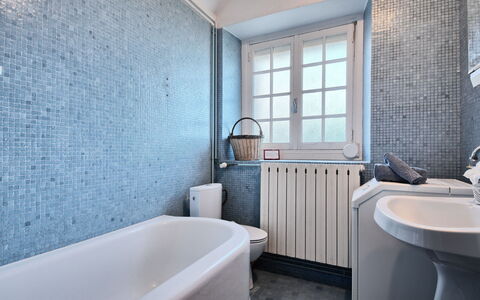 Ker Vignan: Baignoire, Propriété, Luminaire Plomberie, Fenêtre, Évier, Bleu, Salle De Bains, Design Intérieur