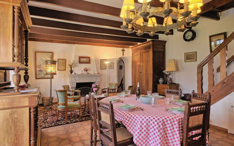 Ker Vignan: Meubles, Table, Propriété, Décoration, Chaise, Cadre, Éclairage, Design Intérieur, Bois, Sol