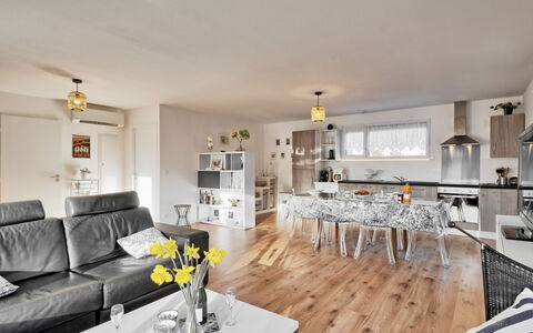 La K'Bane sur Mer: Table, Meubles, Propriété, Canapé, Fleur, Design Intérieur, Salon, Cadre, Jaune, Sol
