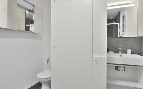 La K'Bane sur Mer: Miroir, Évier, Armoire De Toilette, Cabinetry, Salle De Bains, Sol, Matériel De La Propriété, Porte, Lavabo