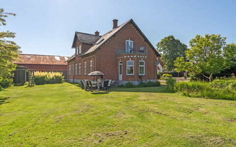 Dvonta - 170M from the Sea: Maison, Domicile, Toit, Chalet, Biens, Aménagement Paysager, Batiments Jardin, Siding, Ferme