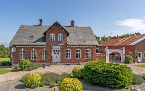 Dvonta - 170M from the Sea: Toit, Domicile, Porte, Chalet, Ombre, Siding, Cour, Biens, Arrière-Cour
