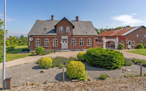 Dvonta - 170M from the Sea: Toit, Domicile, Porte, Chalet, Ombre, Siding, Cour, Biens, Arrière-Cour