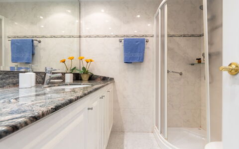 International: Robinet, Luminaire Plomberie, Comptoir, Cabinetry, Bâtiment, Salle De Bains, Design Intérieur, Fleur, Sol, Sol