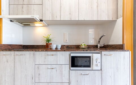 International: Cabinetry, Comptoir, Robinet, Evier, Évier, Bois, Cuisine, Rectangle, Bâtiment, Design Intérieur